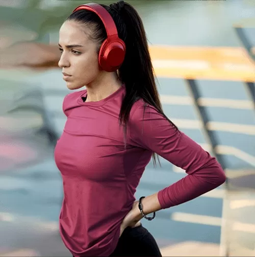 Mujer haciendo ejercicio al aire libre, proyectando fuerza, salud y energía vital en armonía con su cuerpo