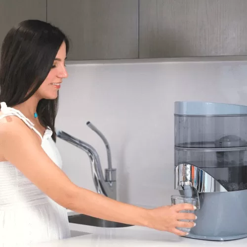 mujer-feliz-agua-filtro-nikken-pimag.jpg